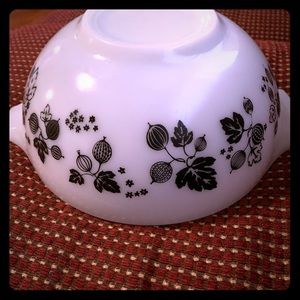 Pyrex Gooseberry 2qt bowl